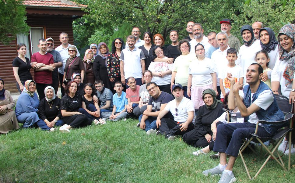 Engeller sevgiyle aşıldı: Beyazay Derneği çocuklar ve ailelerini aynı sofrada buluşturdu