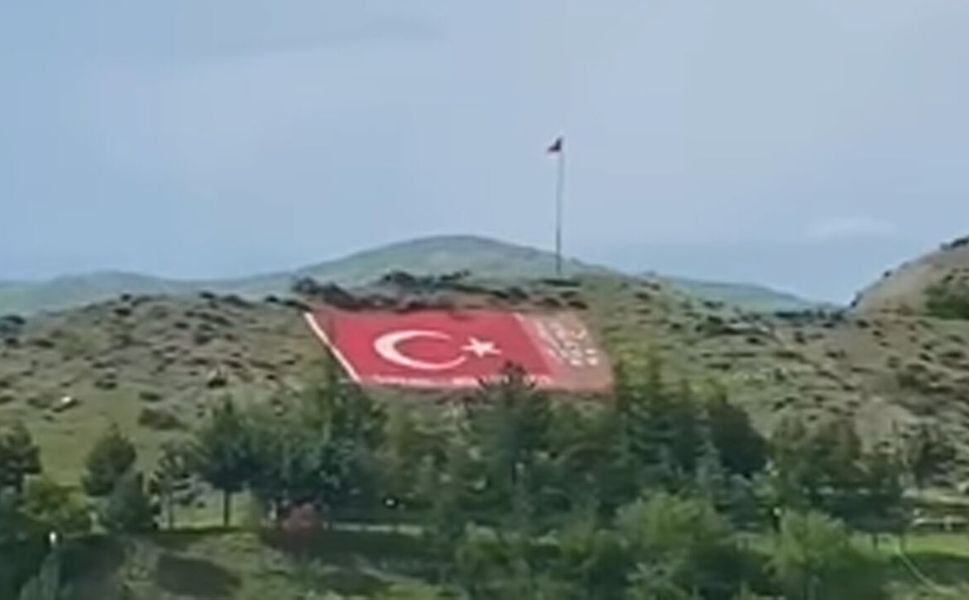 Kaledere’de Tepeye Türk Bayrağı Çizildi