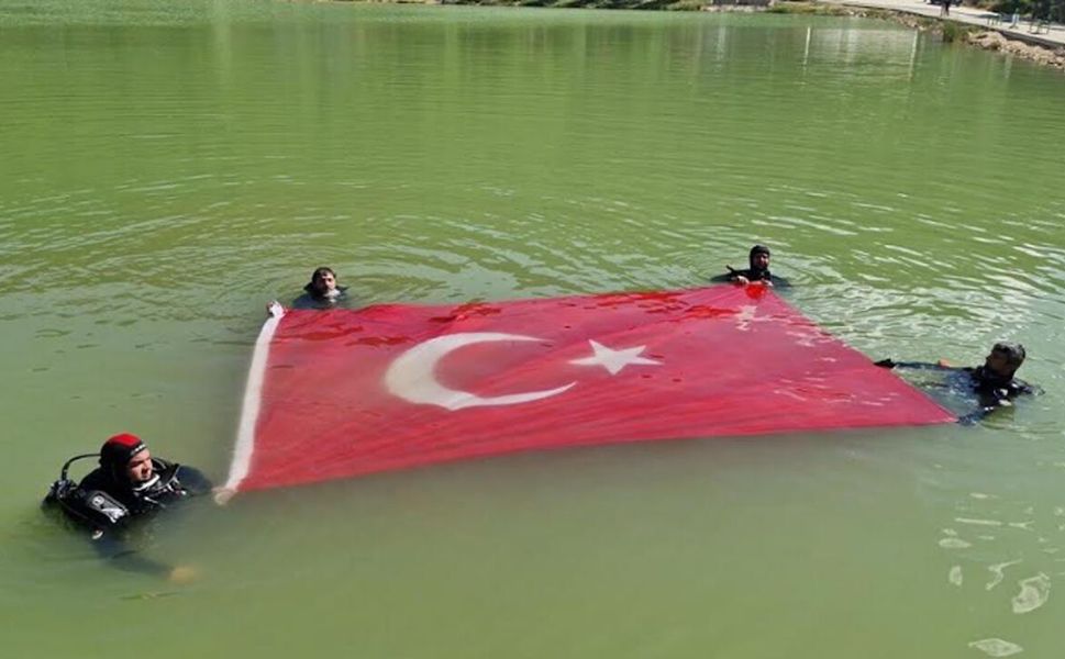 Yeşil Göl'de anlamlı anma: İHH dalgıçları 15 Temmuz şehitleri için su üzerinde Türk bayrağı açtı
