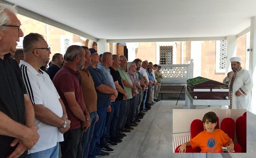 Küçük Bayezit son yolculuğuna uğurlandı
