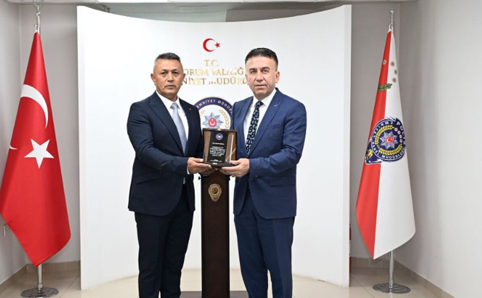 Emekli polis memuru Muzaffer Bayram’a plaket ve onur belgesi