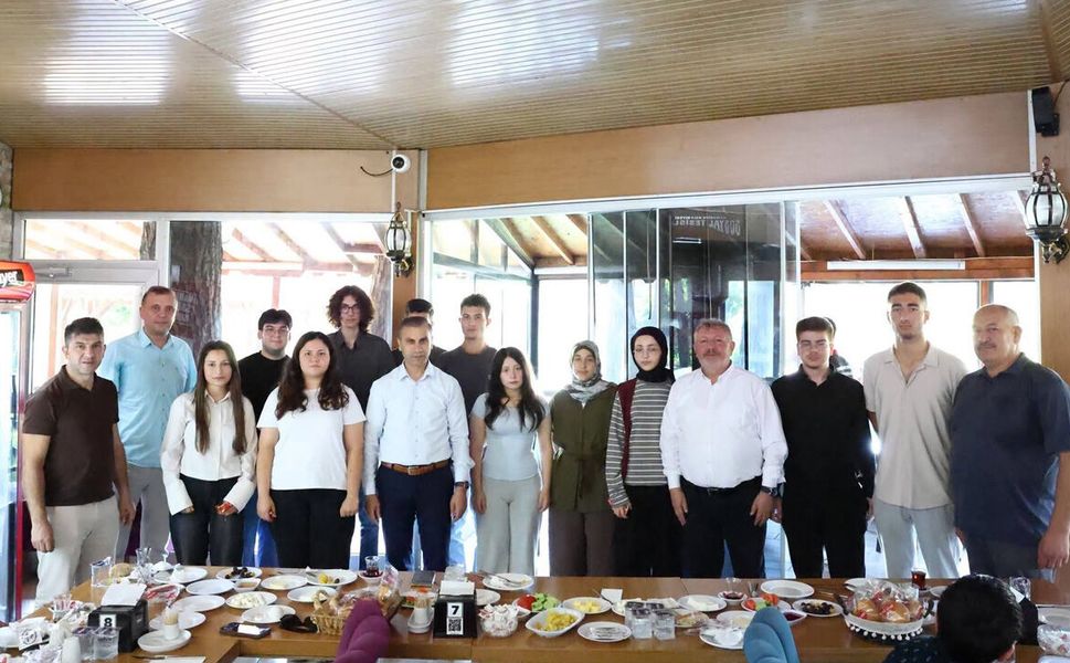 YKS’de ilk 30 bine giren  öğrenciler ödüllendirildi