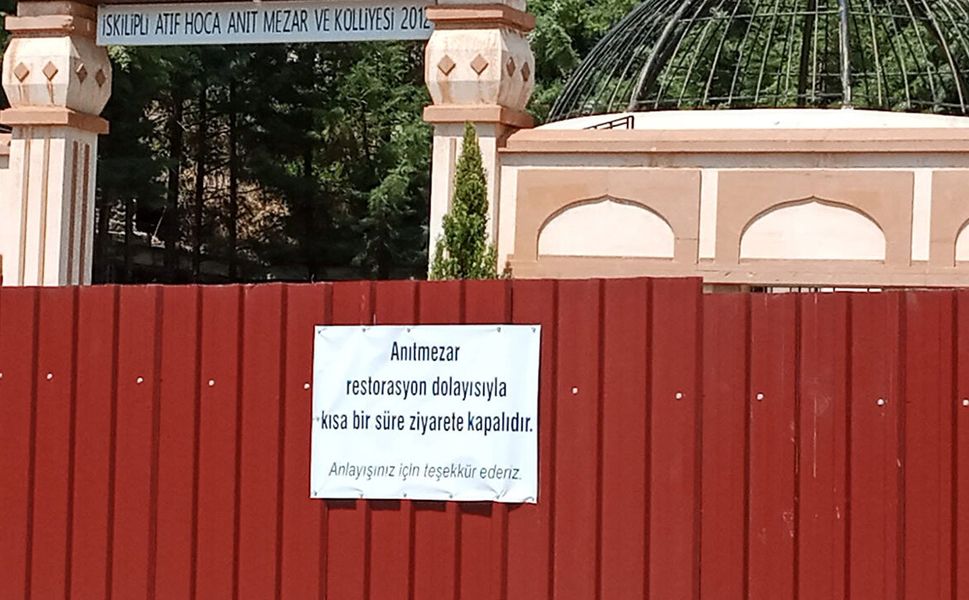 Atıf Hoca’nın mezarı ziyarete kapatıldı