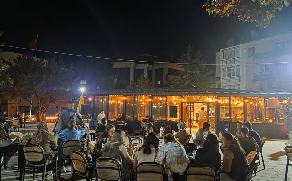 Alaca’da canlı müzik eşliğinde keyifli akşam
