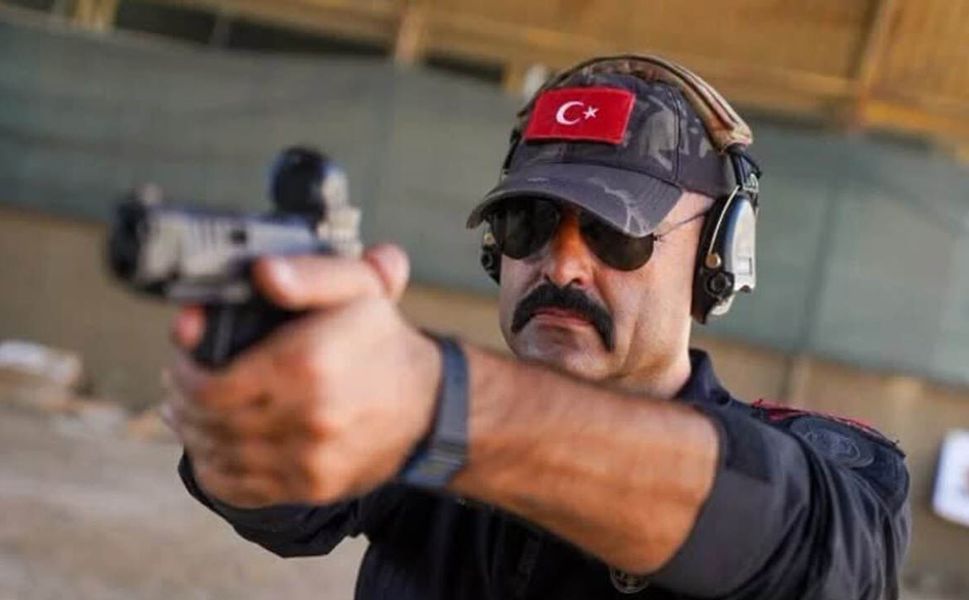 Çorumlu polis Avrupa’da Türk bayrağını dalgalandırdı