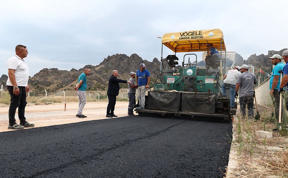 Osmancık OSB’de sıcak asfalt çalışmaları başladı