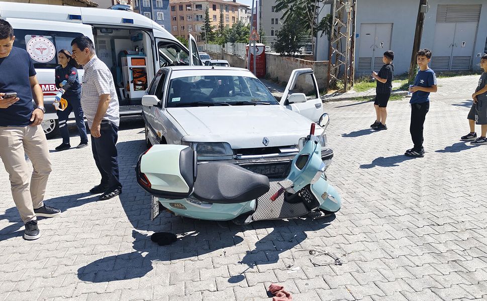 Çorum'da otomobille çarpışan motosikletin sürücüsü yaralandı