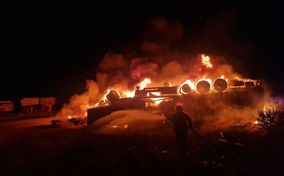 Çorum'da devrildikten sonra yanan tır kullanılamaz hale geldi