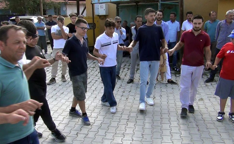 Çorum'da düğüne İtalyan damgası: İki İtalyan halay çekip çiftetelli oynadılar