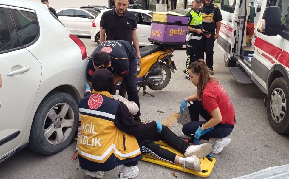Çevreyolu’nda bisikletli tehlikesi: Kurye yere düştü