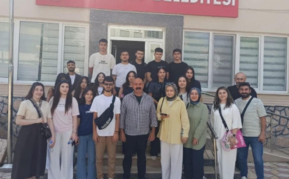 Başkan İsbir, gençlik merkezi çalışanları ve gönüllülerini Ortaköy’de ağırladı