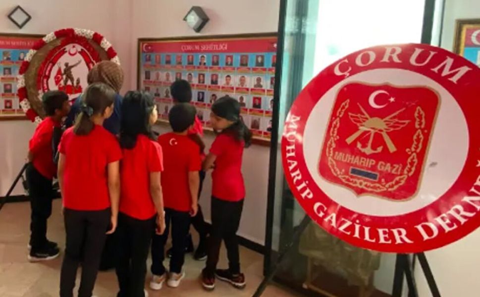 Çorum’da koruma altındaki çocuklardan şehitliğe anlamlı ziyaret