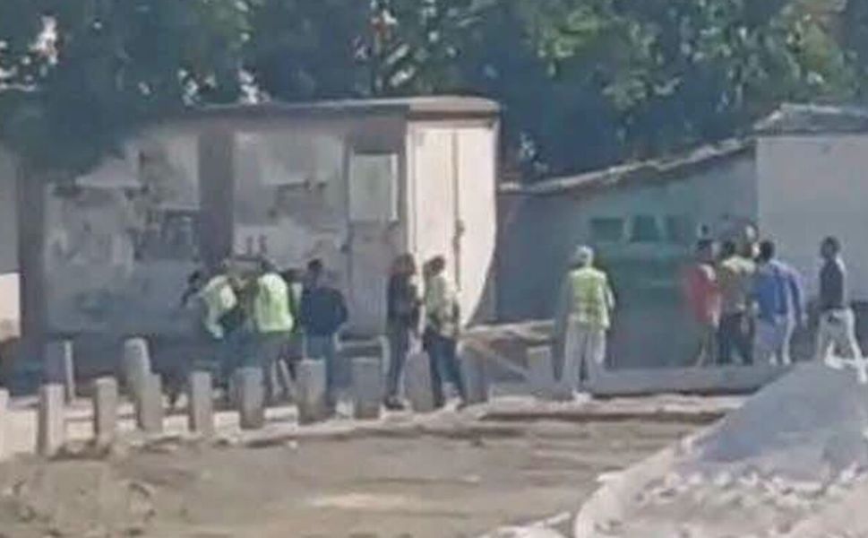 Belediye işçileri çalışma sahasında birbirine girdi