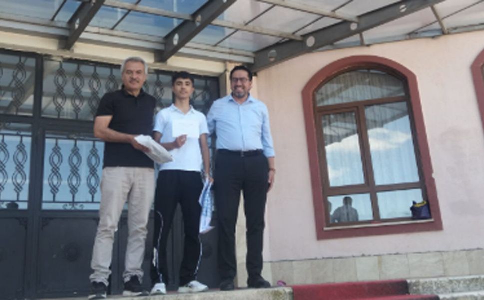 Mecitözü’nde umre ödüllü bilgi yarışmasında dereceye giren öğrenciler ödüllendirildi