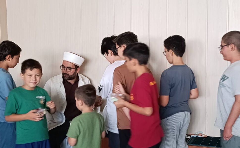 Hayırsever iş insanından Kur’an kursu öğrencilerine dondurma ikramı