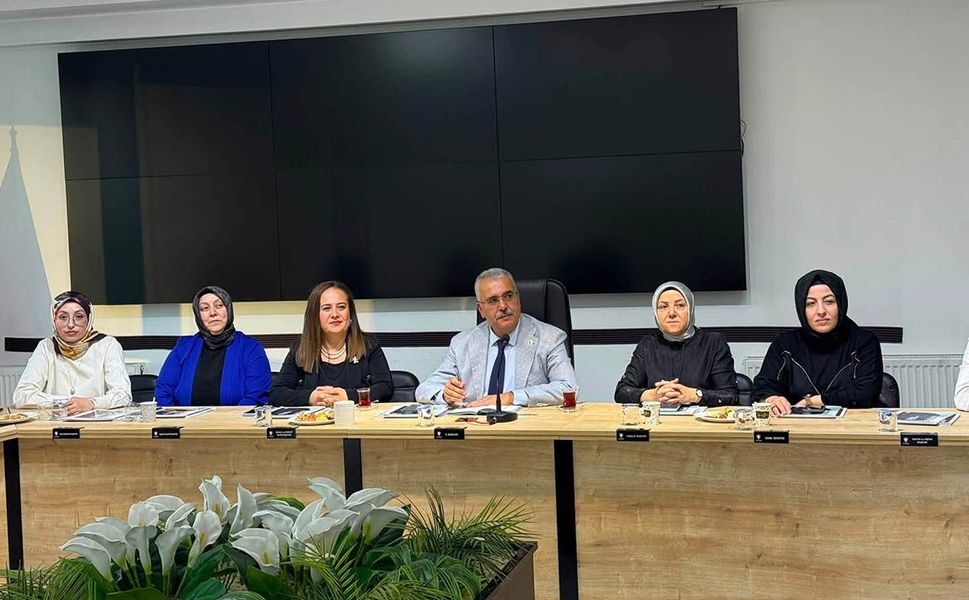 Ahlatcı, Semra Akyüz Özdağ ve yönetimiyle bir araya geldi