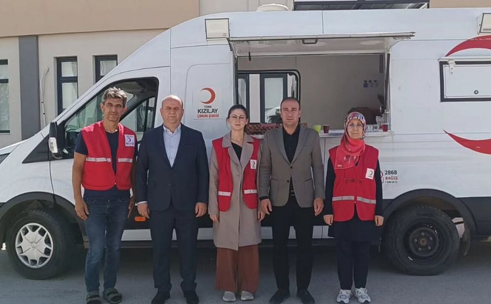 Alaca’ya kayıt için gelen öğrencilere Kızılay’dan ikram