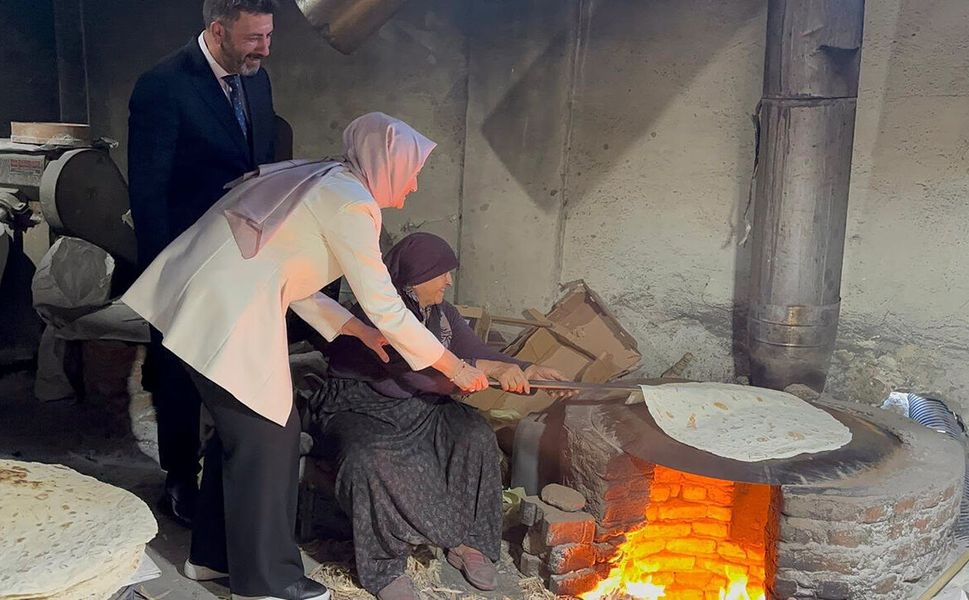 Milletvekili Sungurlu'da kadınlarla ekmek yaptı