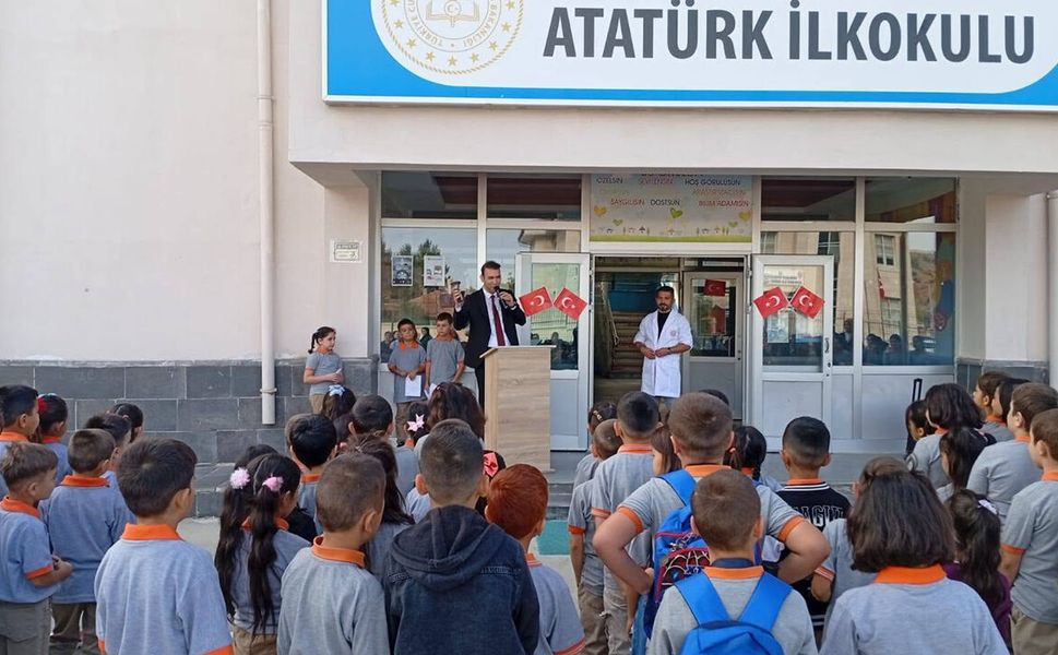 İlk ders heyecanına ortak oldu: Zil çaldı, dersler başladı