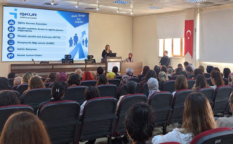 Çorum’da rehber öğretmenlere mesleki rehberlik bilgilendirmesi