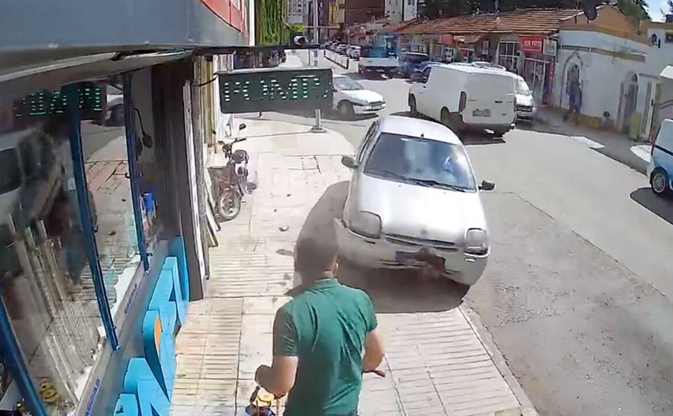 Kaldırıma çıkan otomobilin altında kalmaktan son anda kurtuldu