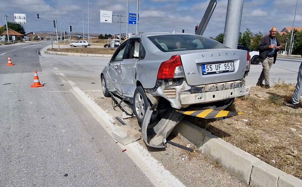 Kırmızı ışıkta durmadı, iki otomobile çarptı: Ehliyetine 2 ay el konuldu