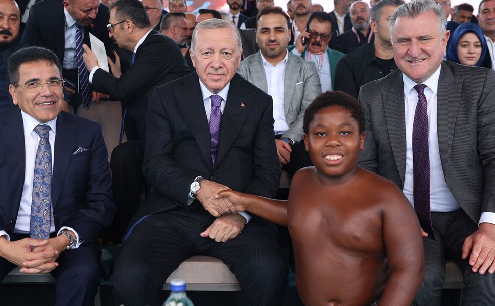 Cumhurbaşkanı Erdoğan’la sohbet eden Tanzanyalı güreşçi Çorum’da konuştu