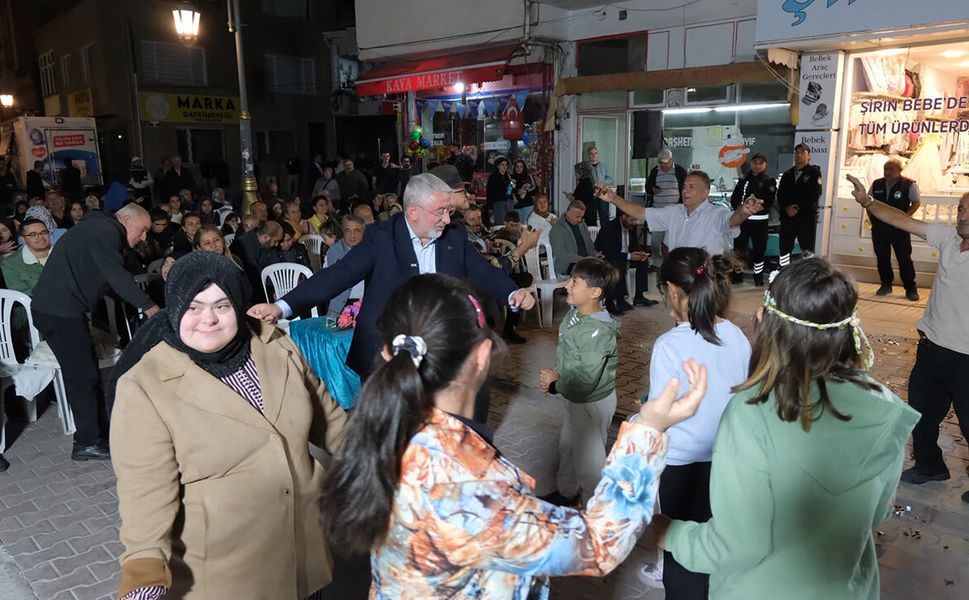 Mahalle sakinleri gönüllerince eğlendi: Müziğe doydu