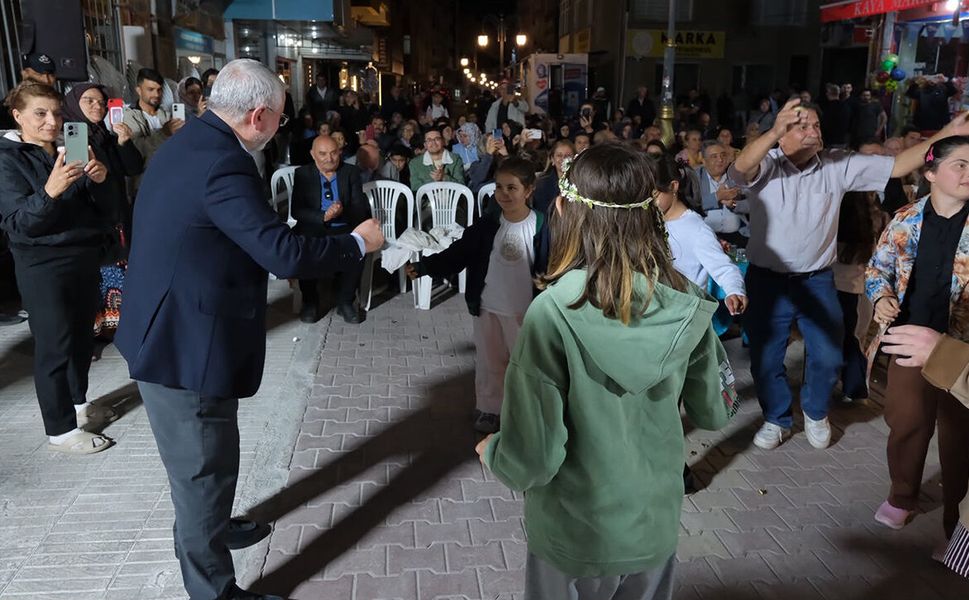 Çorum Belediyesi’nden mahalle buluşması: Çocuklar eğlendi, vatandaşlar türkülere eşlik etti