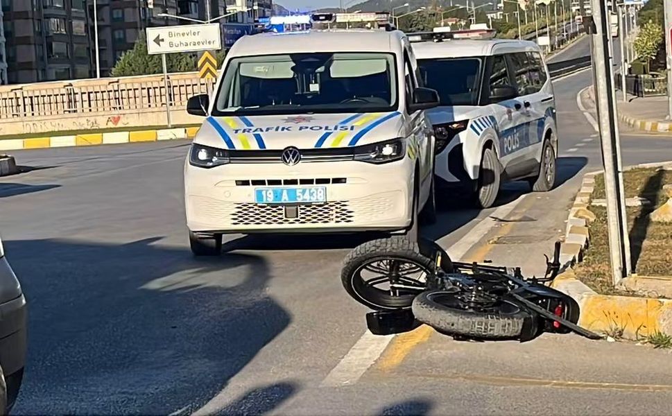 Minibüs elektrikli bisikletle çarpıştı: 15 yaşındaki sürücü yaralandı