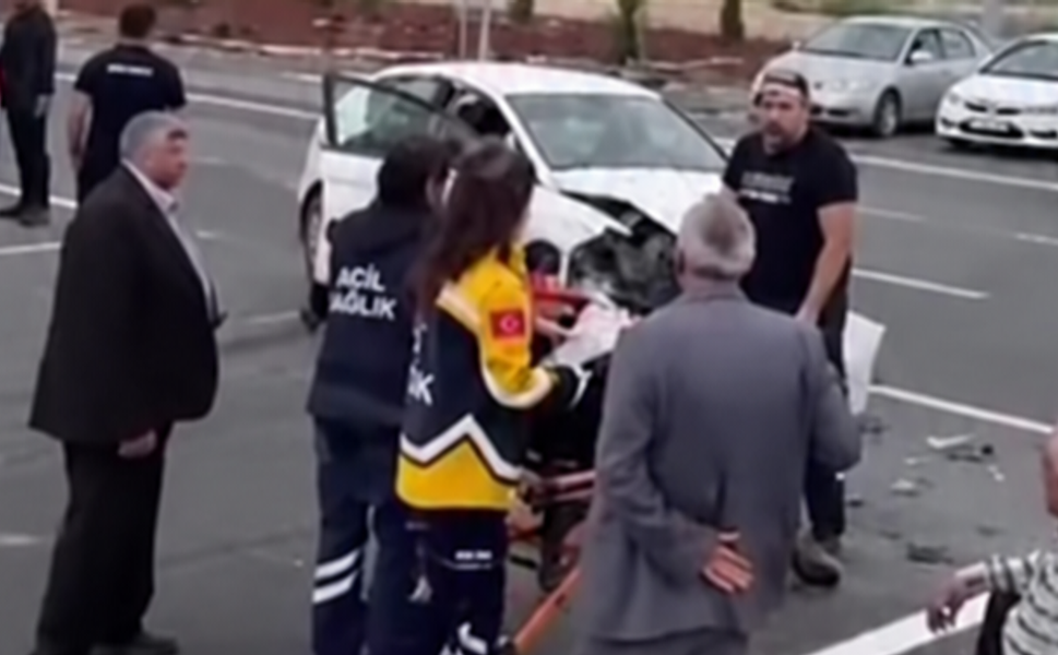 Çorum’da iki otomobil kavşakta çarpıştı: 4 yaralı