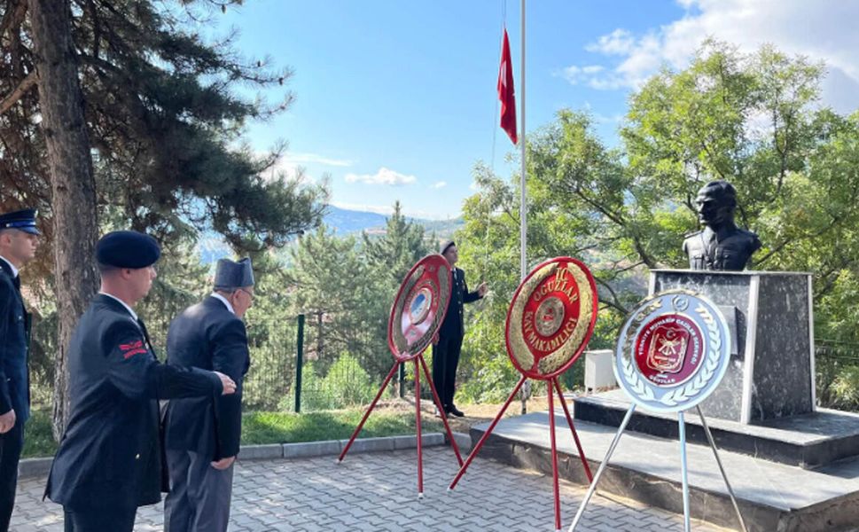 Oğuzlar’da Gaziler Günü dolayısıyla çelenk sunuldu