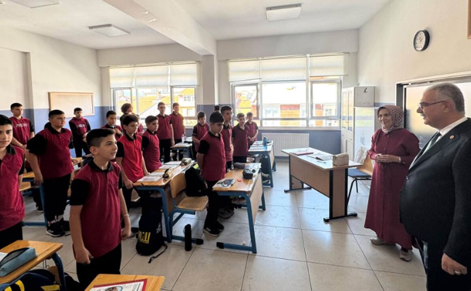 Milletvekili Ahlatcı öğrencilerin heyecanlarına ortak oldu