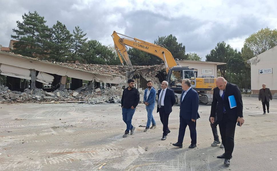 Mevcut okul binası yıkıldı: Yenisi yapılacak