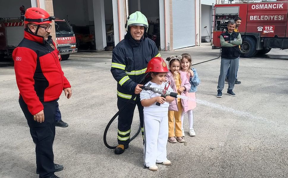 Minik öğrenciler itfaiyecileri yakından tanıdı