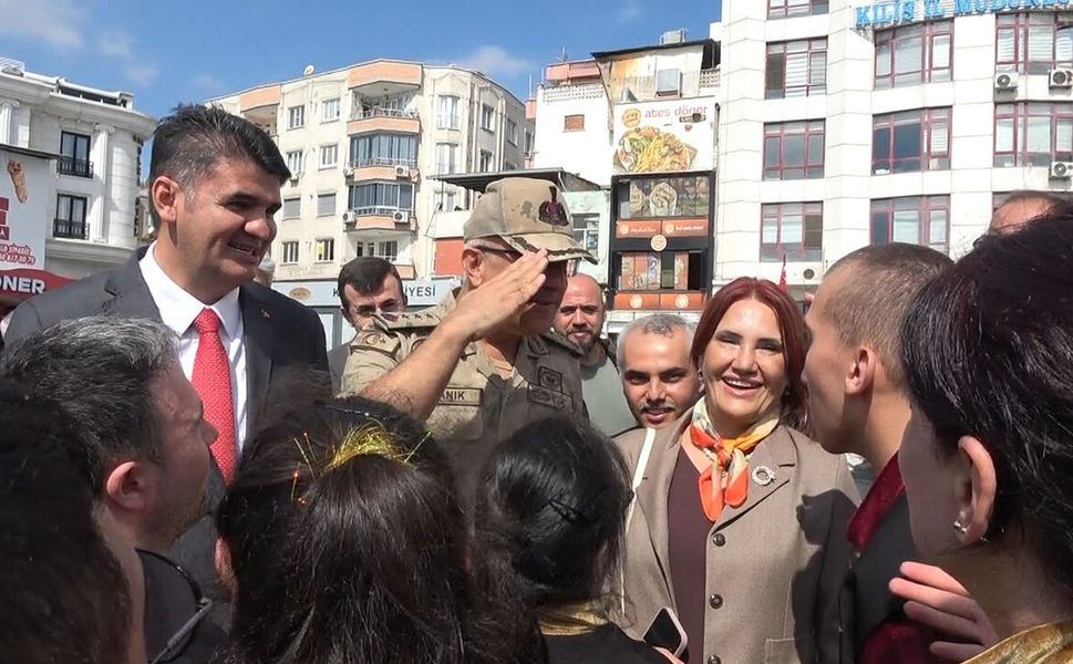 Komutanı gördüler, selam durdular: Gülümsettiler