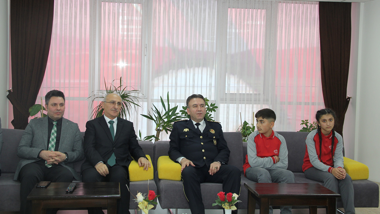 Çorum Merkez Yatılı Bölge Ortaokulu’ndan Emniyet Müdürüne Polis Haftası Ziyareti1
