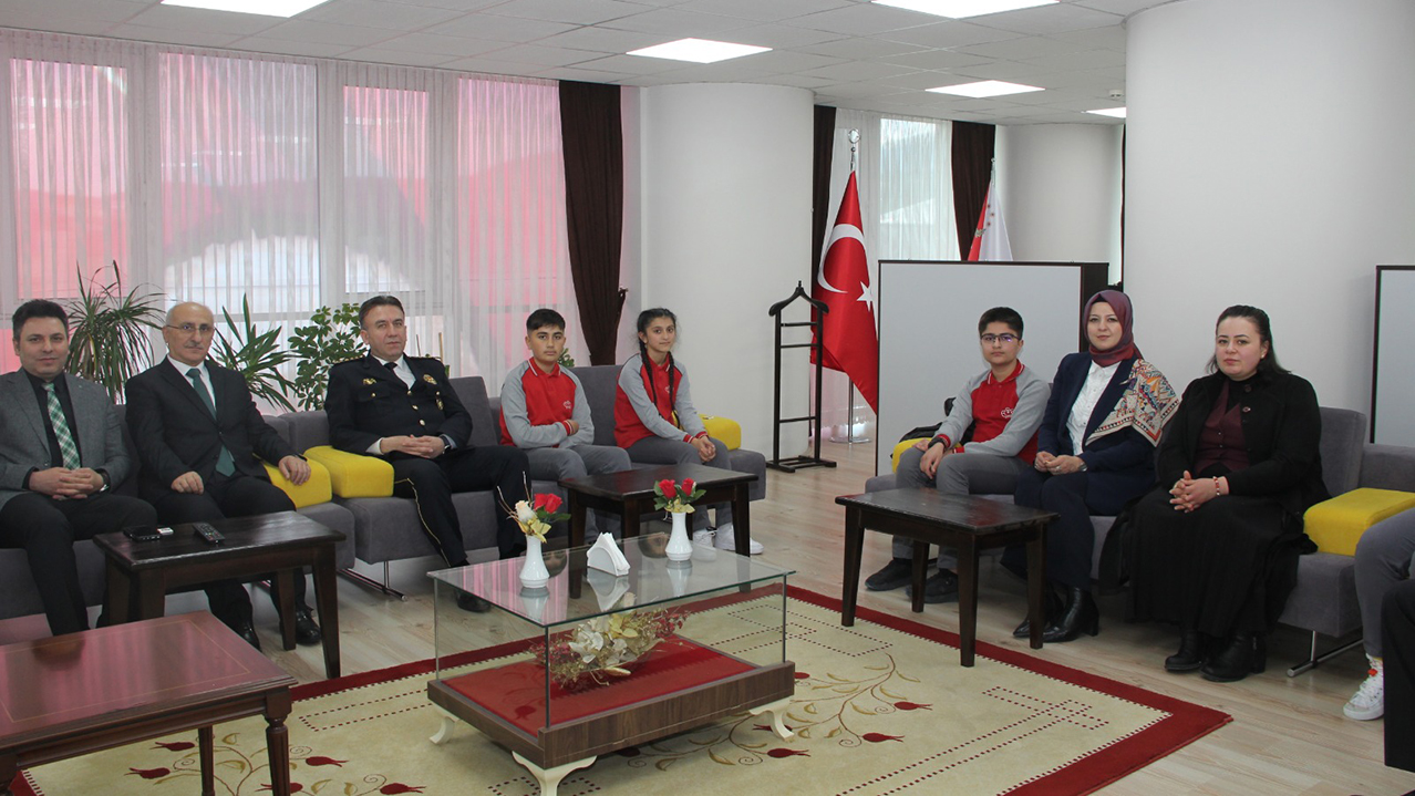 Çorum Merkez Yatılı Bölge Ortaokulu’ndan Emniyet Müdürüne Polis Haftası Ziyareti3