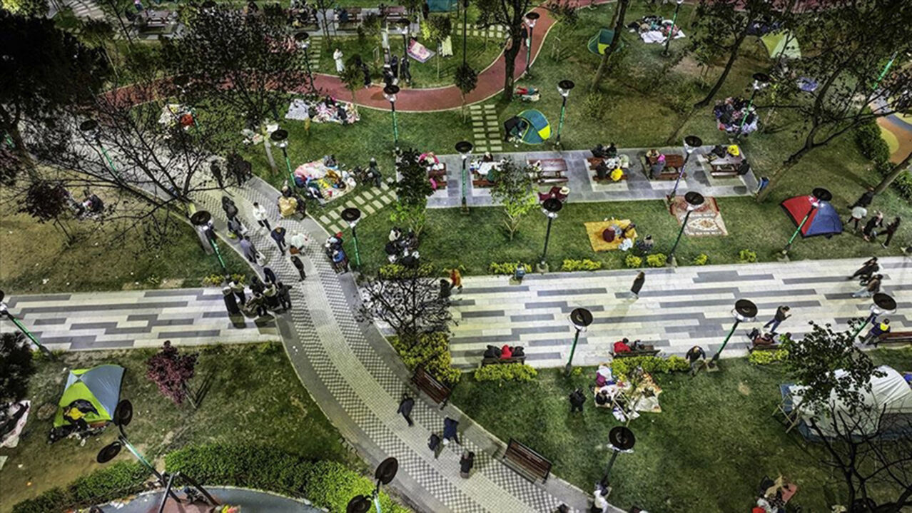 Istanbul Depremde Parkta Yatanlar