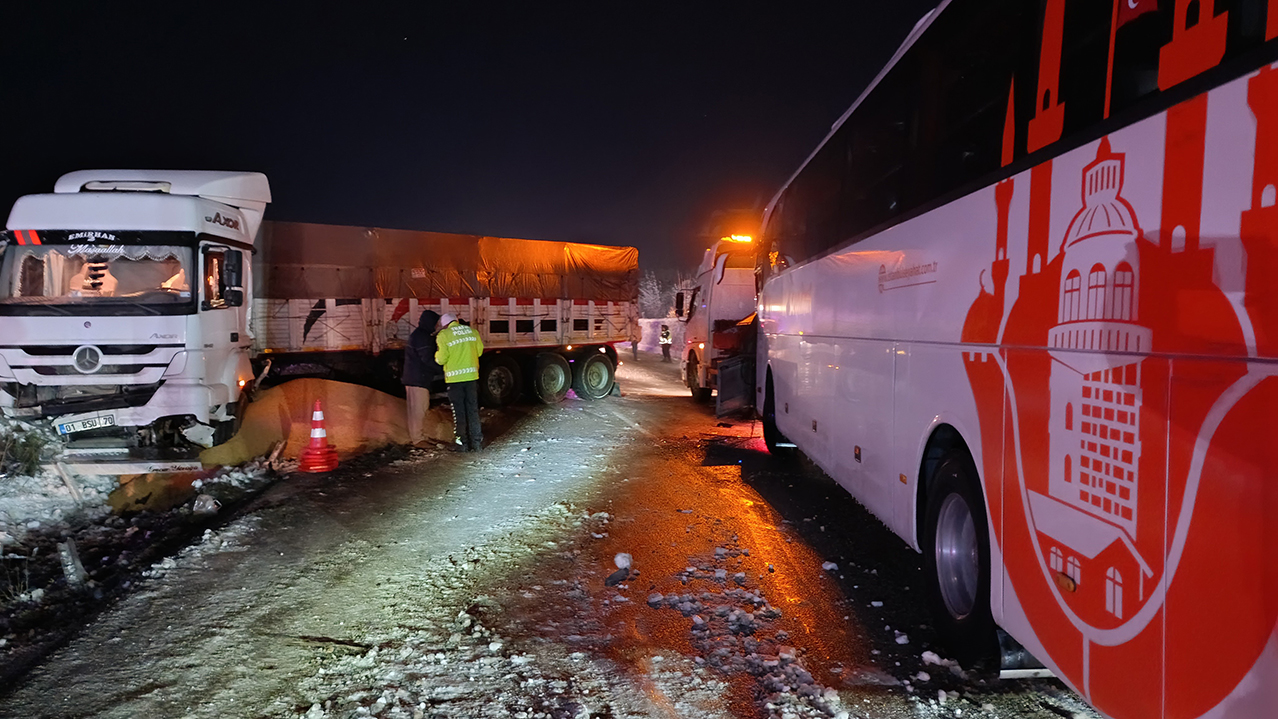 Samsun Ankara Yolunda Feci Kaza Otobüs Ile Tır Çarpıştı, 5 Yaralı