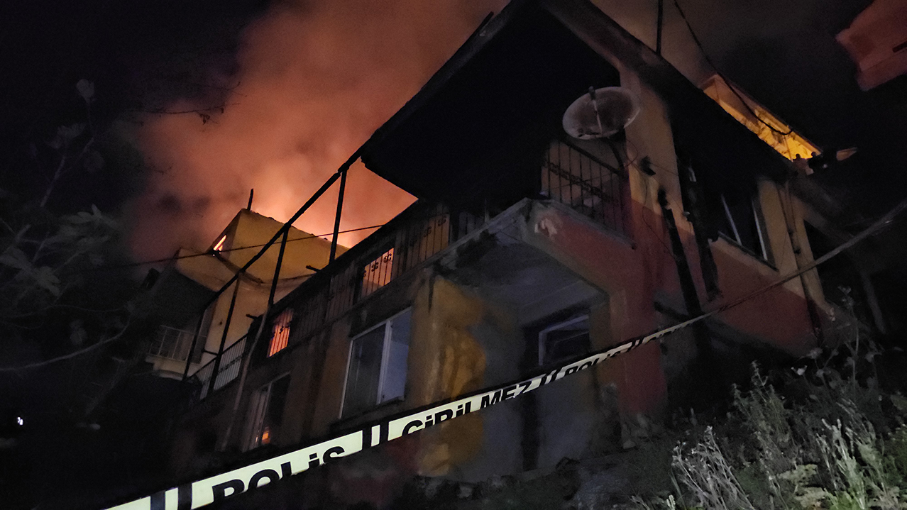 Zonguldak’ta Korkutan Yangın İki Katlı Ev Küle Döndü, Bir Kişi Hayatını Kaybetti 4