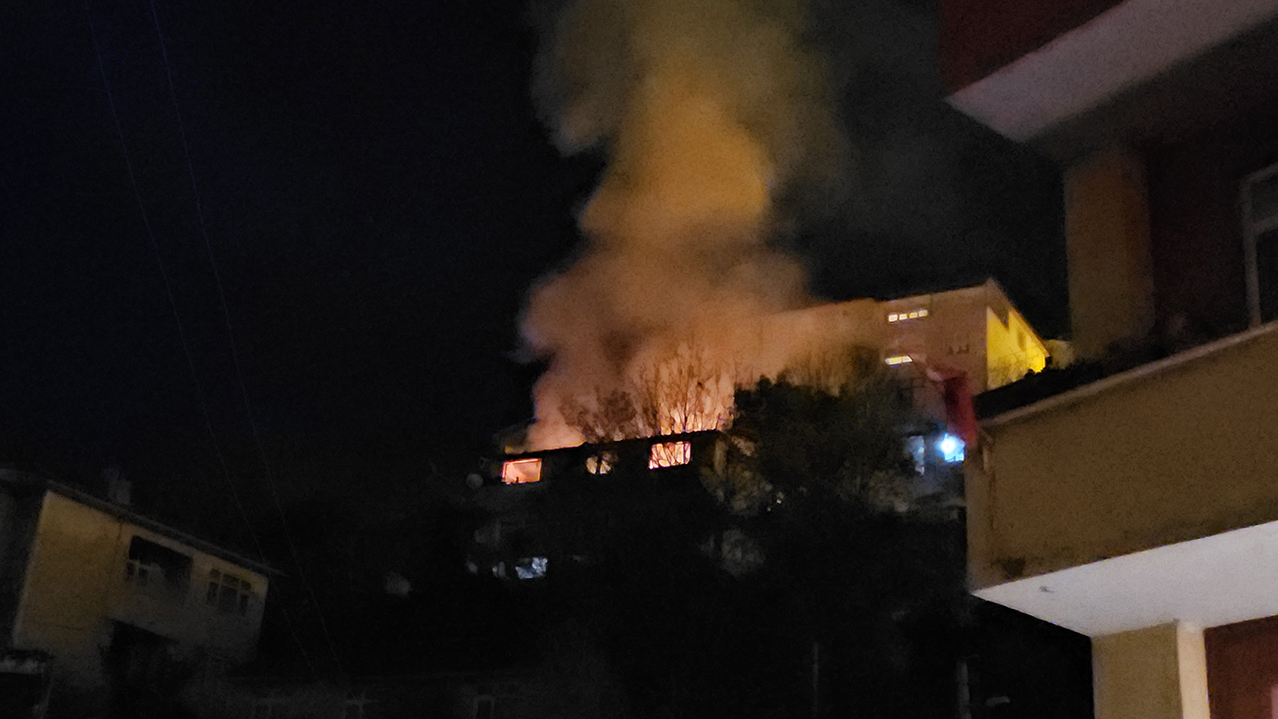 Zonguldak’ta Korkutan Yangın İki Katlı Ev Küle Döndü, Bir Kişi Hayatını Kaybetti 5