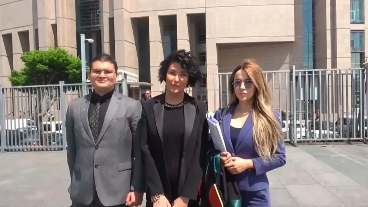 Deniz Akkaya'ya Vesayet Davası Şoku! Sosyal Medya Paylaşımları Yüzünden Hapis Cezası