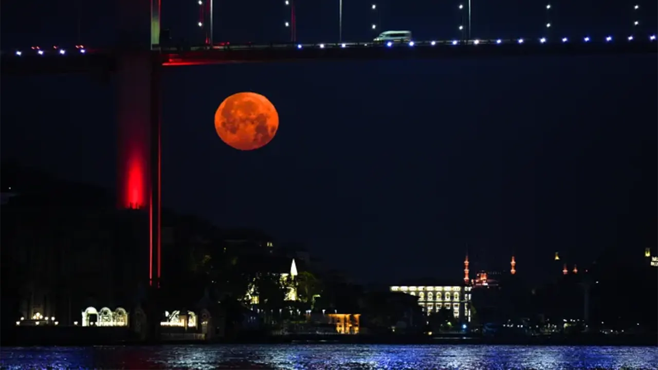 Çilek Dolunayı