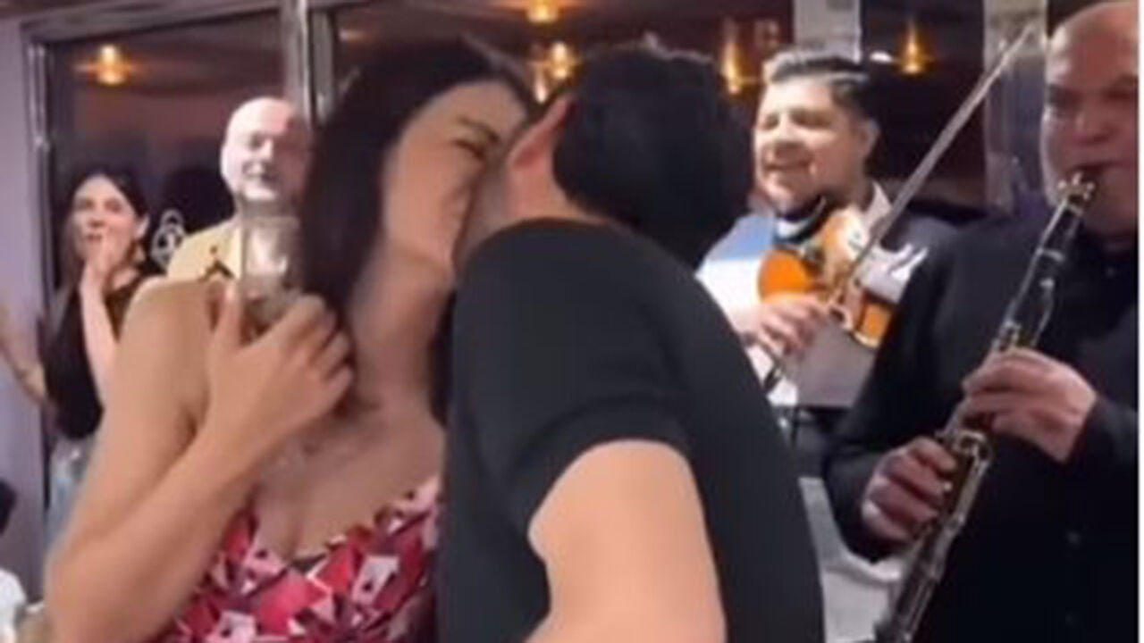 Ozan Akbaba 43 Yaşına Bastı! Buket Akbaba Ile Öpüşme Pozu Olay Oldu