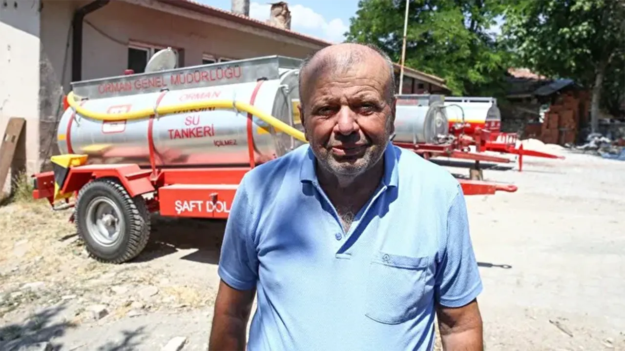 Patlak Lastikli Traktörüyle Su Taşıyan Çiftçi, Hediye Tankerleri Köyüne Bağışladı