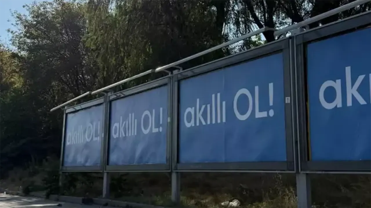 Ankara Sokaklarında Beliren “Akıllı Ol!” Afişleri Merak Uyandırdı 3