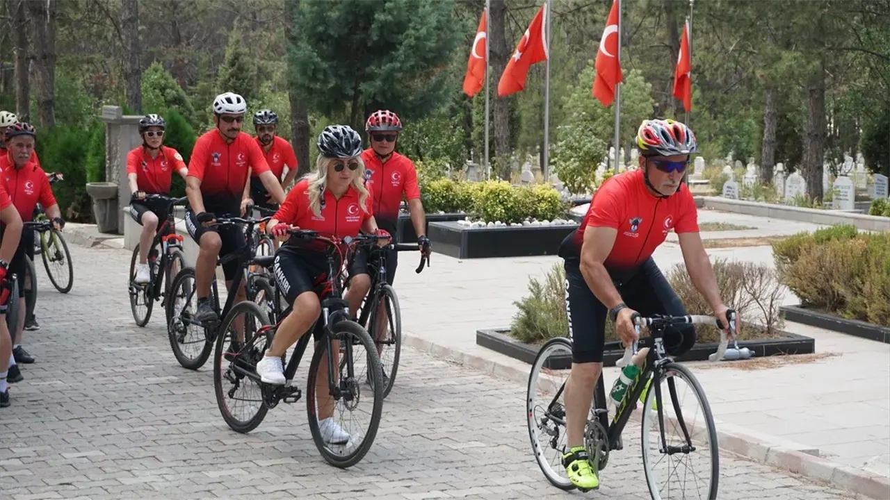 Bisikletçilerden Şehit Öğretmen Şenay Aybüke Yalçın’a Vefa Ziyareti 2