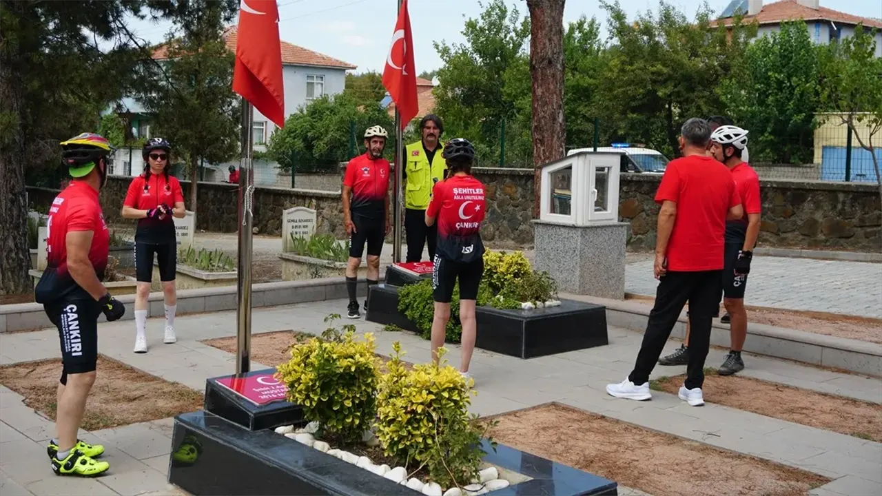 Bisikletçilerden Şehit Öğretmen Şenay Aybüke Yalçın’a Vefa Ziyareti 3