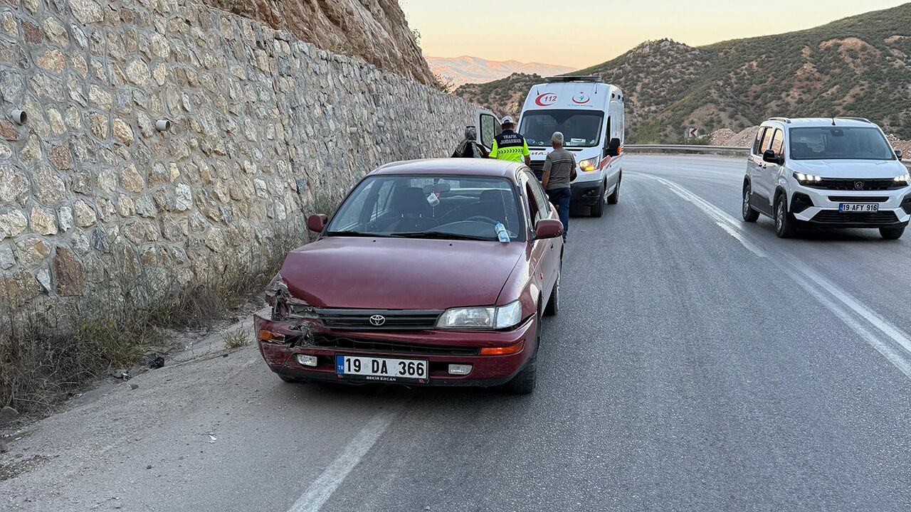 Çorum Osmancık Yolunda Kaza Otomobil Istinat Duvarına Çarptı 2